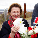 Queen Sonja shows the five paper crowns she were given on her way up to the tower (Photo: Lise Åserud / Scanpix)